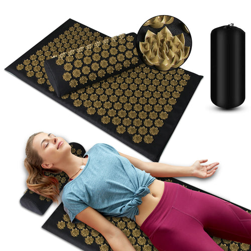 Kit PuraDorse coloris noir & or : tapis, coussin cervical et sac, avec une personne allongée dessus