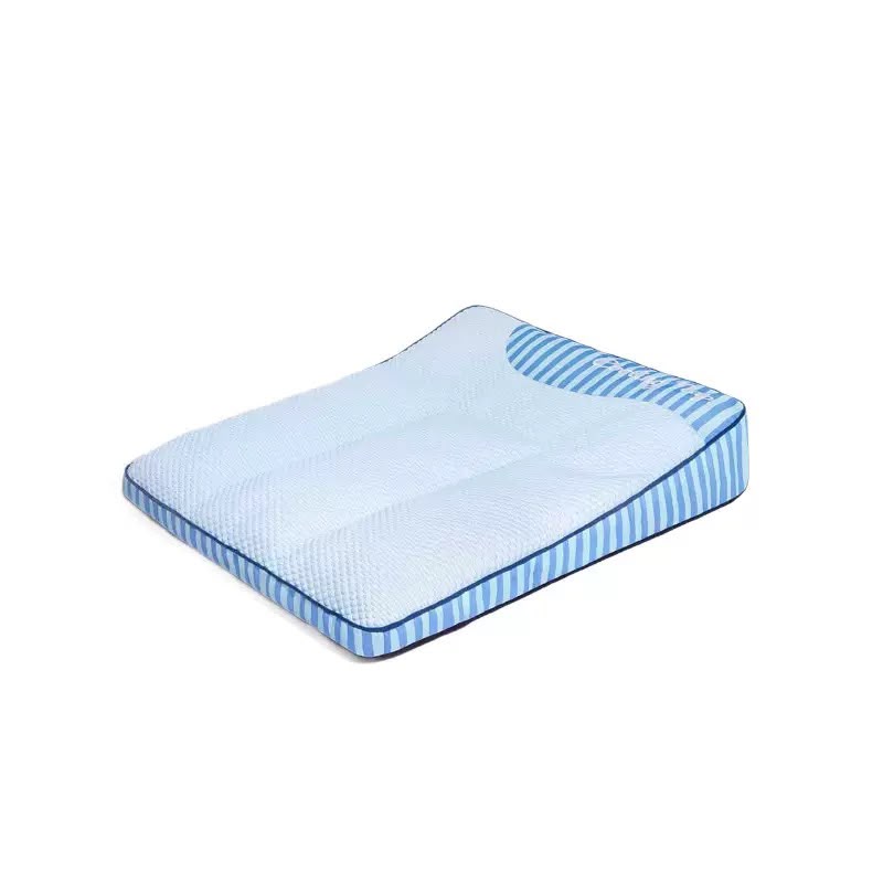 Lit orthopédique Quiétou pour chien, housse bleu ciel et blanc — vue produit