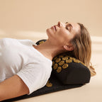 Gros plan sur le coussin cervical d'acupression PuraDorse sous la nuque