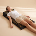 Position allongée sur le dos, coussin cervical sous la nuque, sur le tapis d'acupression PuraDorse
