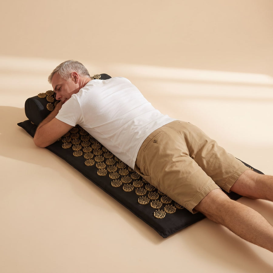 Position allongée sur le ventre sur le tapis d'acupression PuraDorse