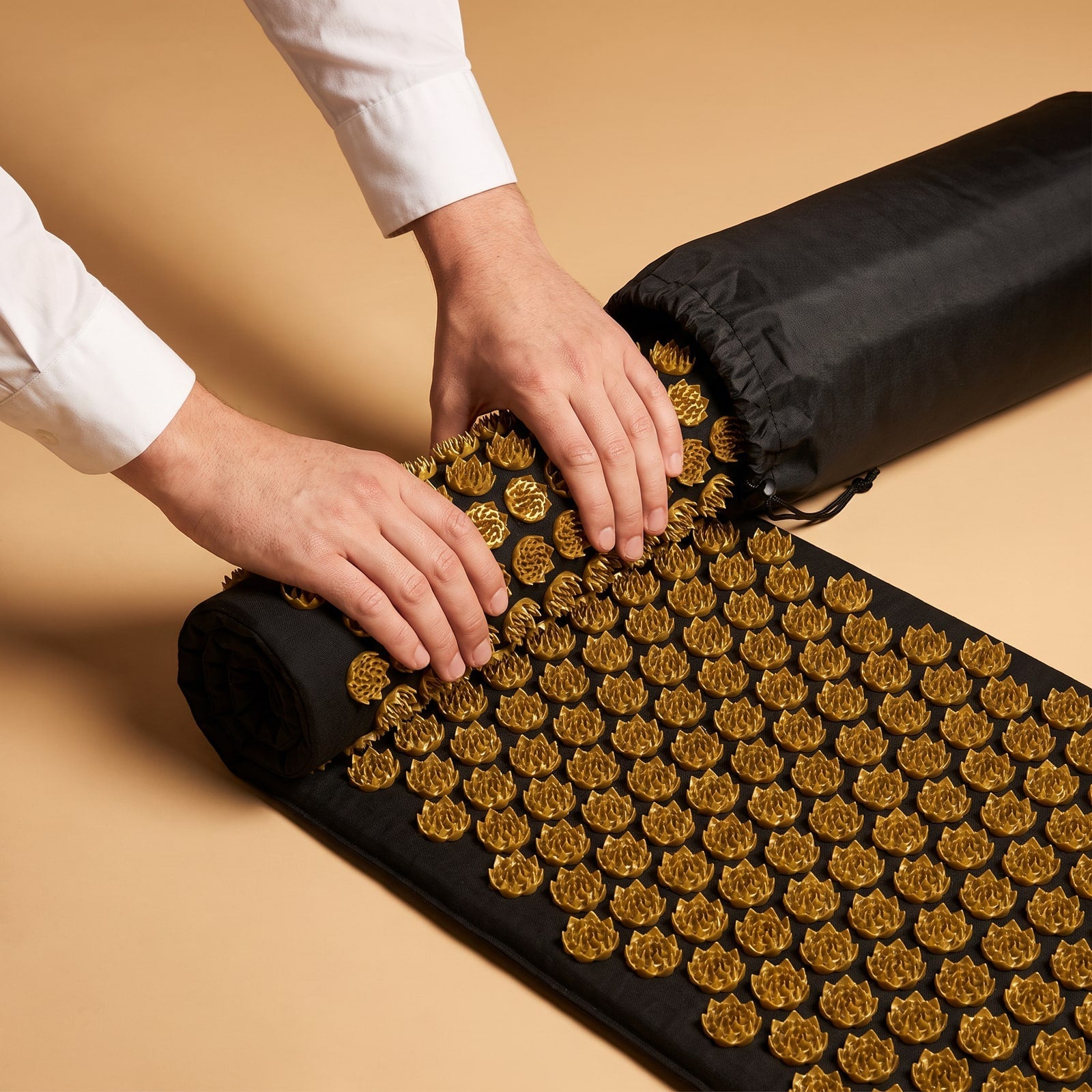 Le tapis d'acupression PuraDorse roulé et glissé dans son sac de transport