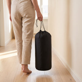 Le sac de transport du Kit d'Acupression PuraDorse porté à la main