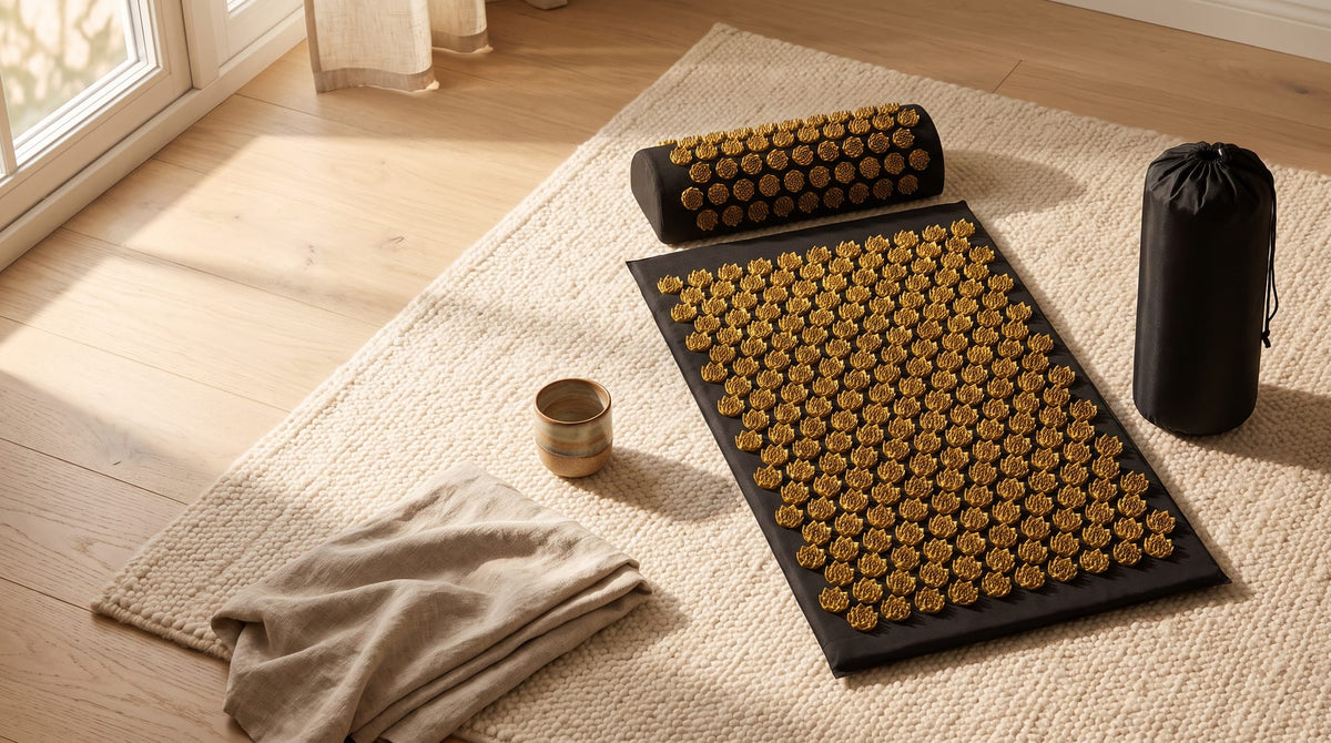 Le Kit d'Acupression PuraDorse posé au sol : tapis, coussin cervical et sac de transport